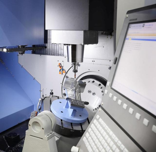 bild på cnc-fräs som bearbetar